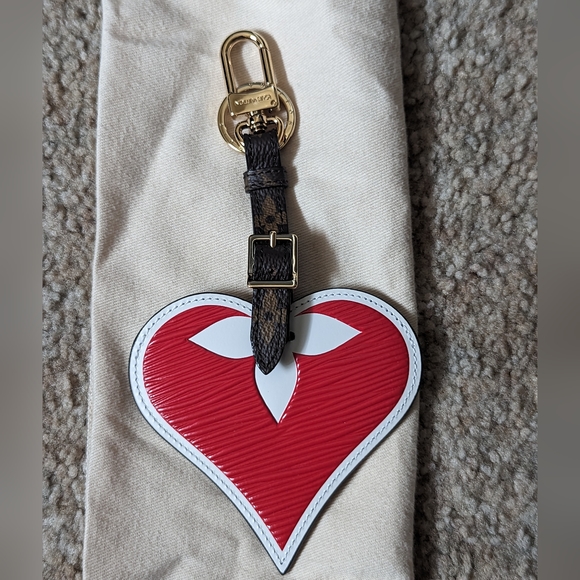 LV Game On Heart Bag Charm/Key Holder - Picture 2 of 8
